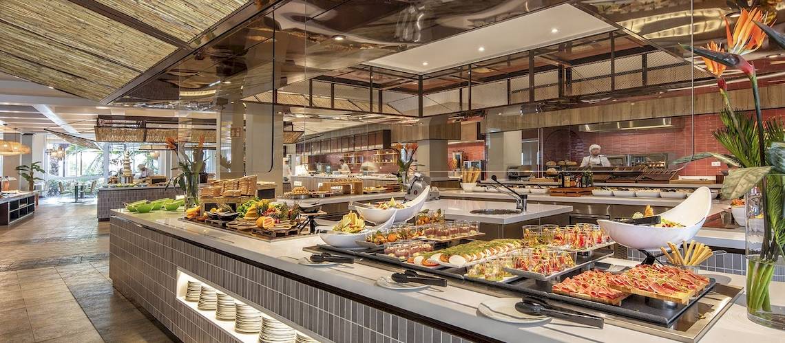 Buffet im Fuerteventura Princess Hotel mit verschiedenen Speisen und Dekoration.