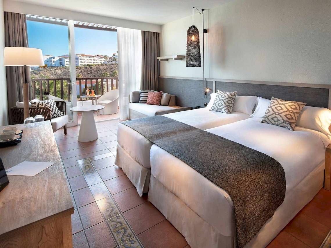 Doppelzimmer im Fuerteventura Princess Hotel mit Balkon und Blick auf die Stadt.