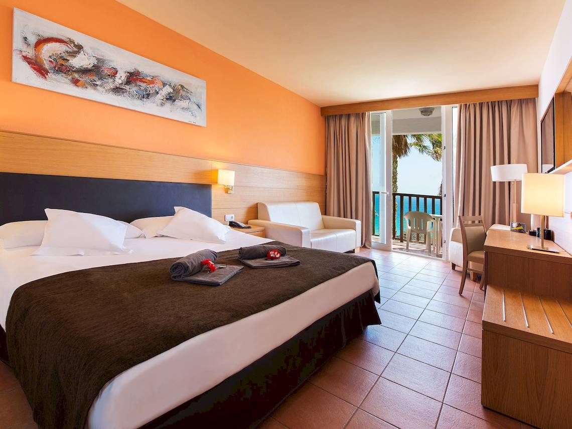 Fuerteventura Princess Hotel Zimmer mit Meerblick, Bett, Sessel und Balkon