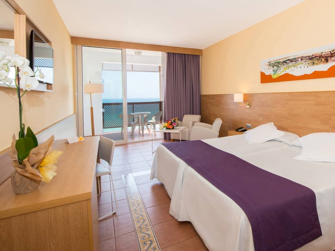 Hotelzimmer im Fuerteventura Princess mit Meerblick, Bett, Schreibtisch und Balkon.
