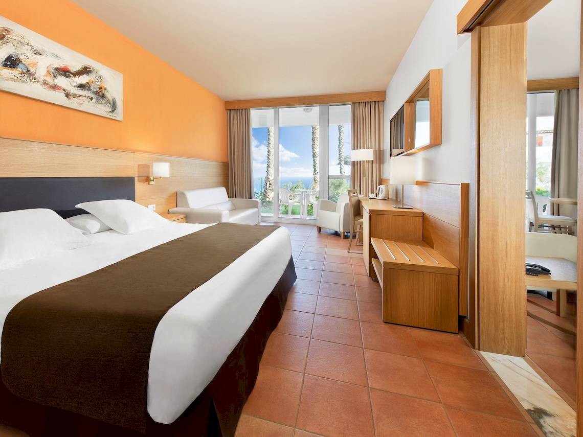Innenansicht eines Zimmers im Fuerteventura Princess Hotel mit Blick auf das Meer.