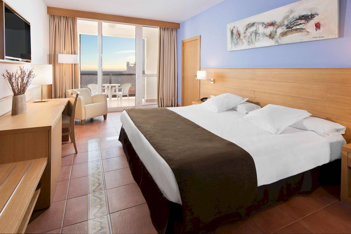 Doppelzimmer im Fuerteventura Princess Hotel mit Balkon und Meerblick.