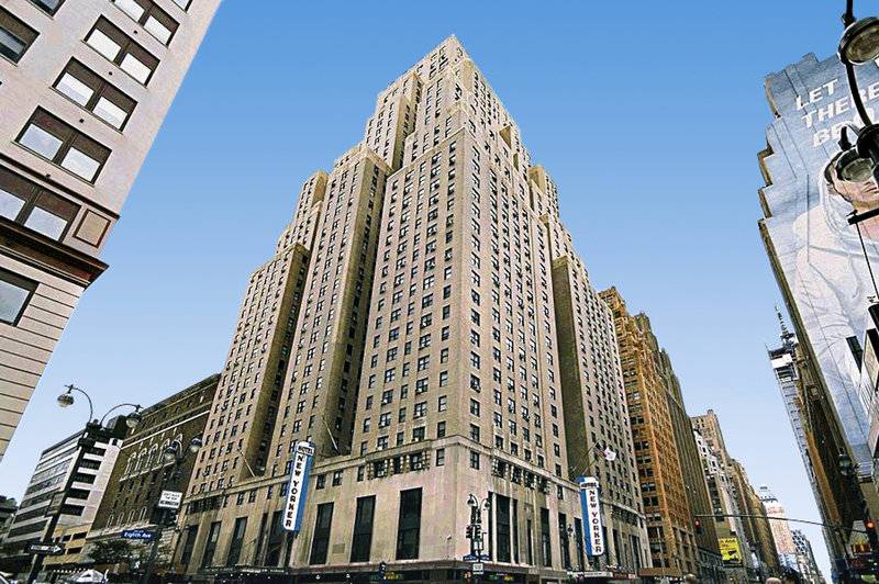 Das New Yorker Hotel, ein großes Gebäude in der Stadt