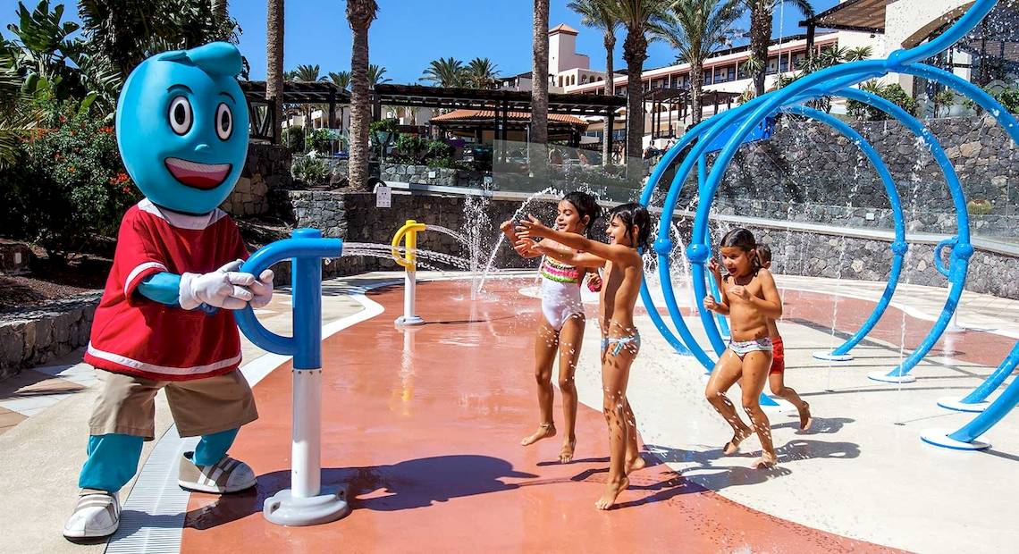 Kinder haben Spaß am Wasserpark im Occidental Jandia Mar Hotel