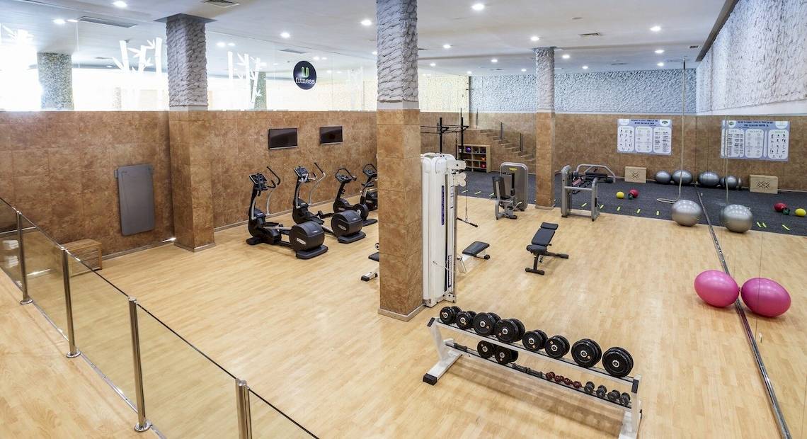Fitnessstudio im Hotel Occidental Jandia Mar mit verschiedenen Trainingsgeräten und freien Bereichen.