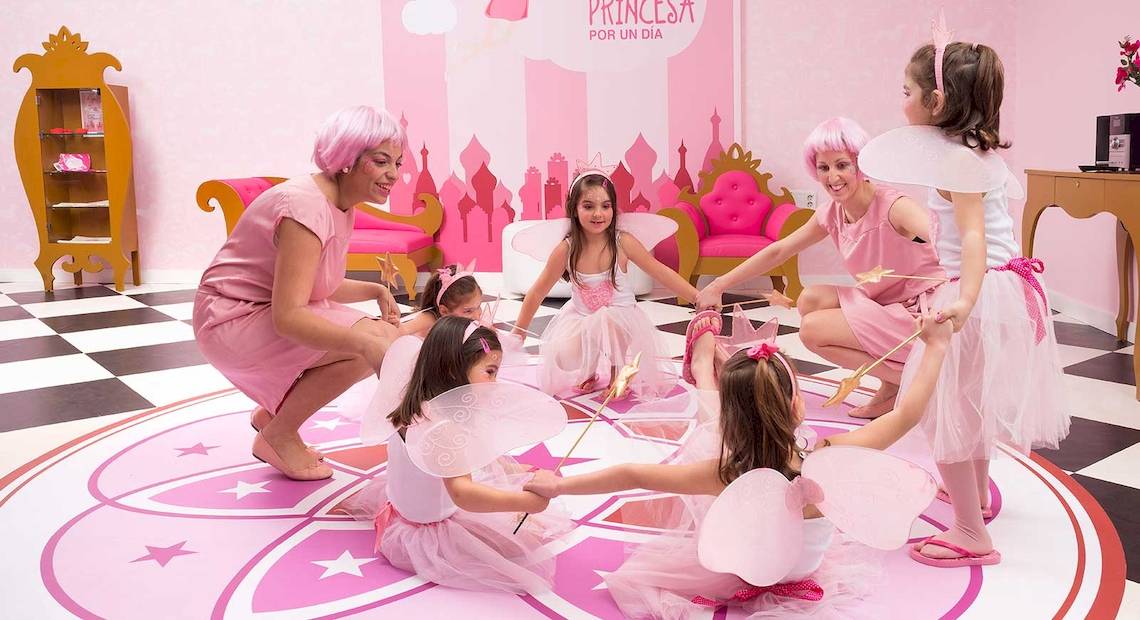 Gruppe von Mädchen und Frauen in Prinzessinnen-Kostümen auf einem pinken Kreis im Occidental Jandia Mar Hotel.