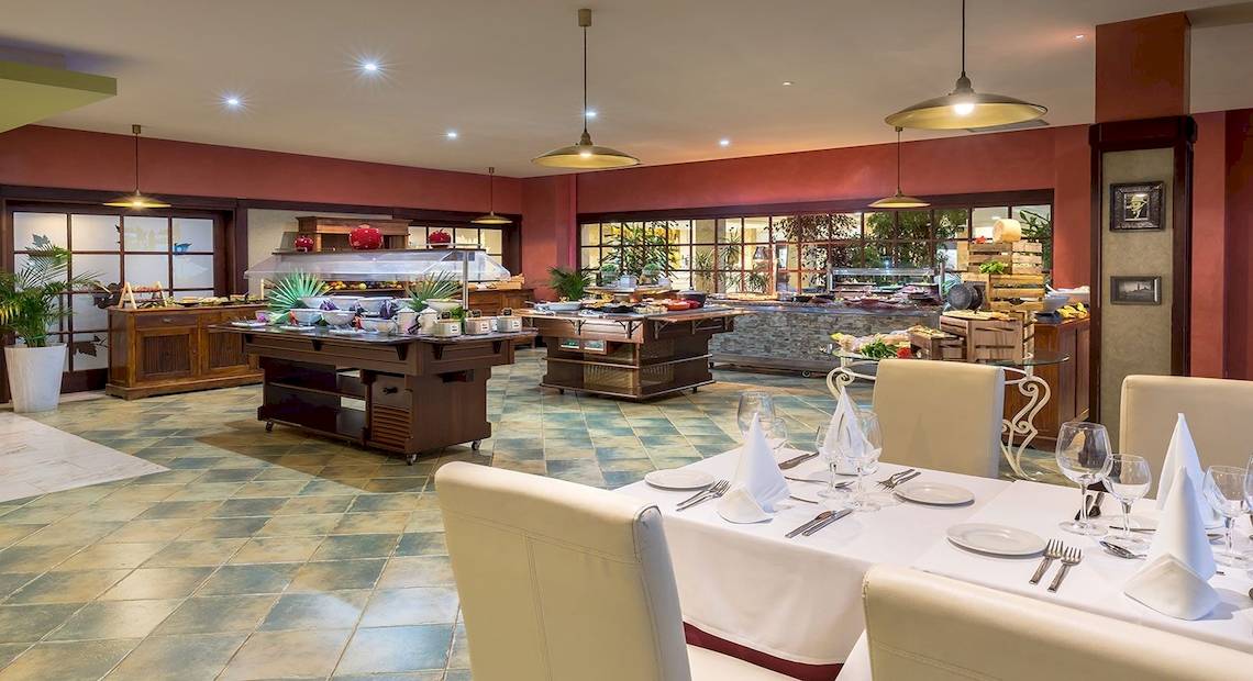 Essen Saal im Occidental Jandia Mar Hotel mit Tisch, Stühlen und Büffet.