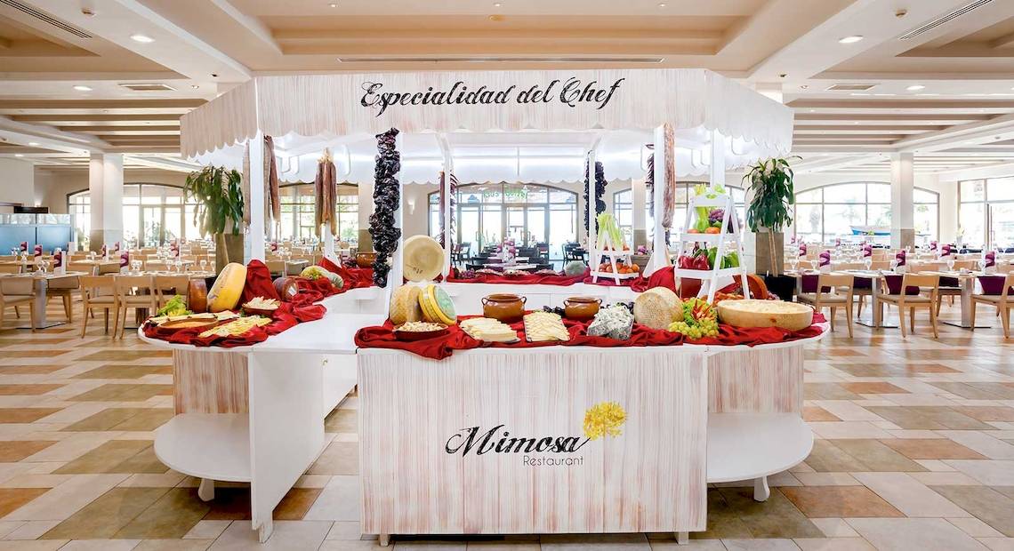 Im Occidental Jandia Mar Restaurant befindet sich ein Speisewagen mit einer Auswahl an Gerichten und Snacks.