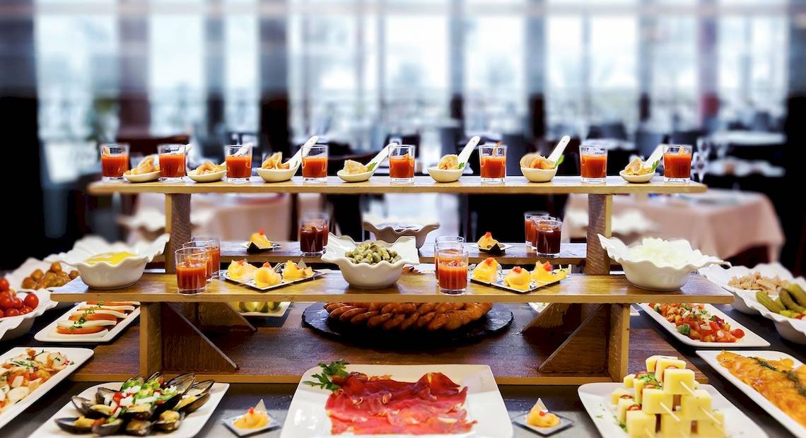 Abendbuffet im Occidental Jandia Mar Hotel mit verschiedenen Vorspeisen und Getränken auf mehreren Etagen.