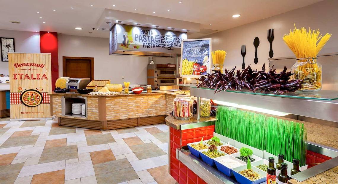 Buffetbereich im Occidental Jandia Mar Hotel mit italienischer Pasta und verschiedenen Speisen