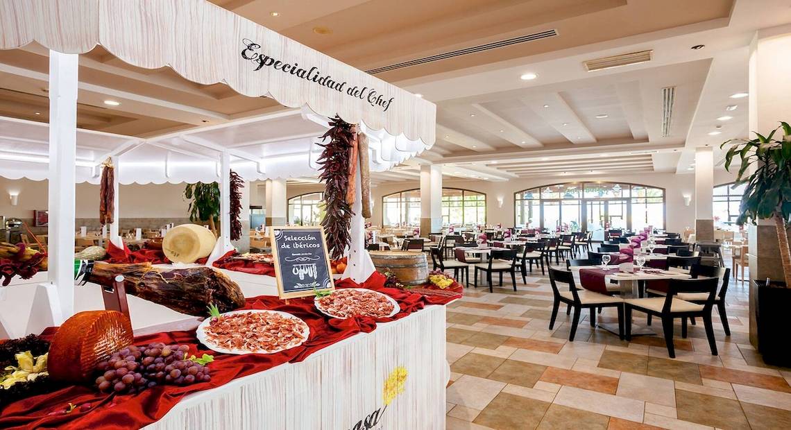 Buffet im Restaurant des Occidental Jandia Mar Hotels mit verschiedenen Speisen und Tischdekoration.