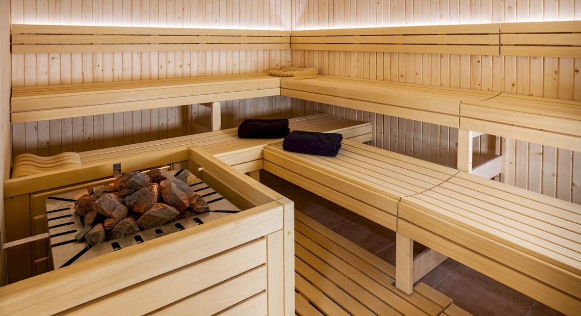 Holzsauna im Occidental Jandia Royal Level Hotel mit Holzbänken und einem Holzofen