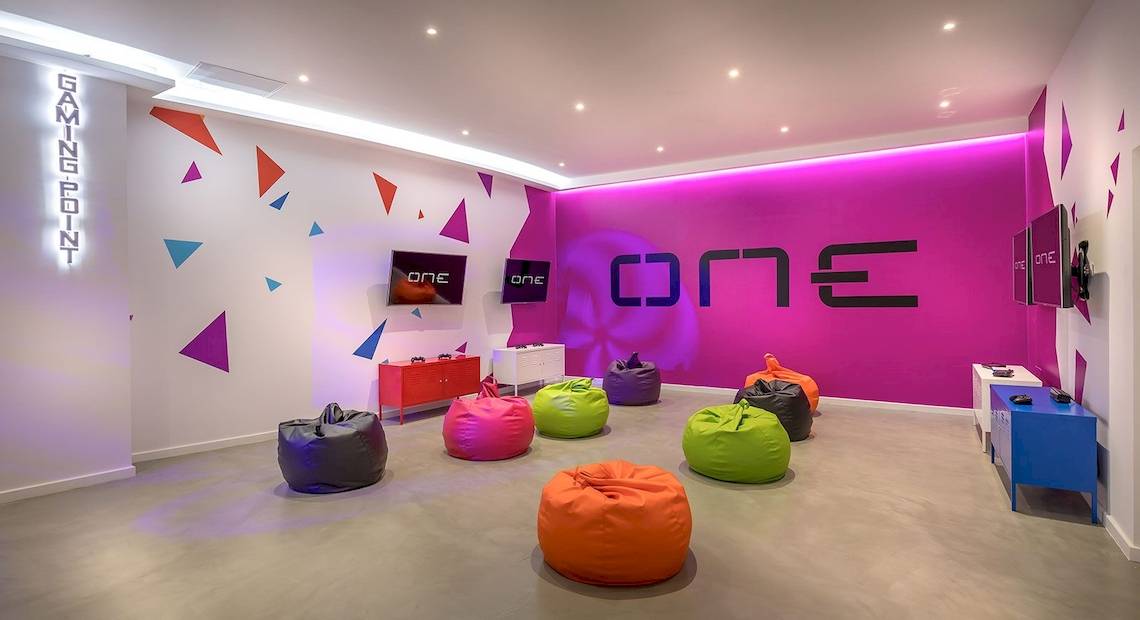 Gaming-Lounge im Hotel Occidental Jandia Mar mit bunten Sitzsäcken und Gaming-Postern.