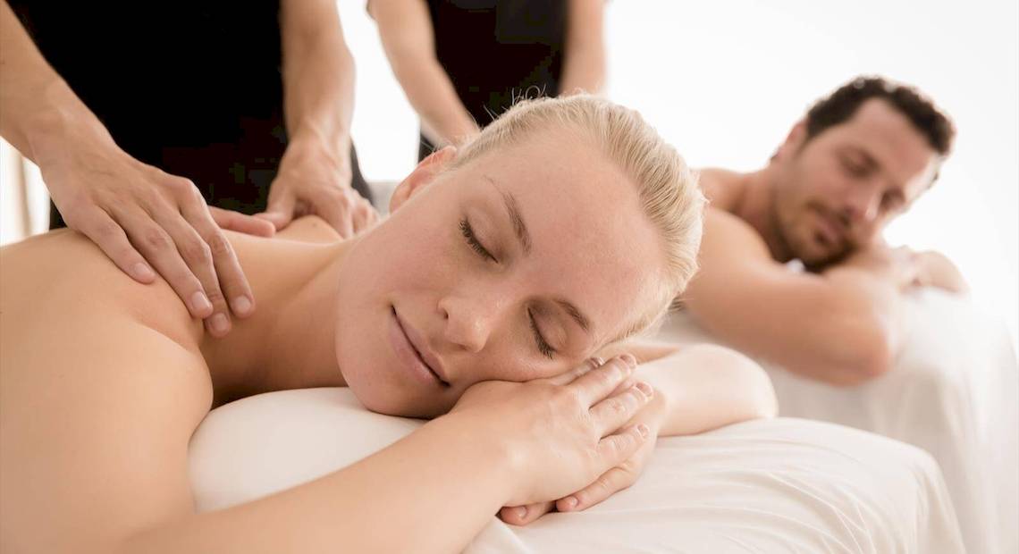 Frau genießt eine Massage im Occidental Jandia Mar Hotel