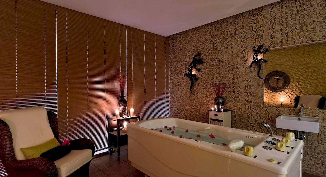 Wellnessbereich im Occidental Jandia Mar Hotel mit Badewanne, Kerzen und Dekor.