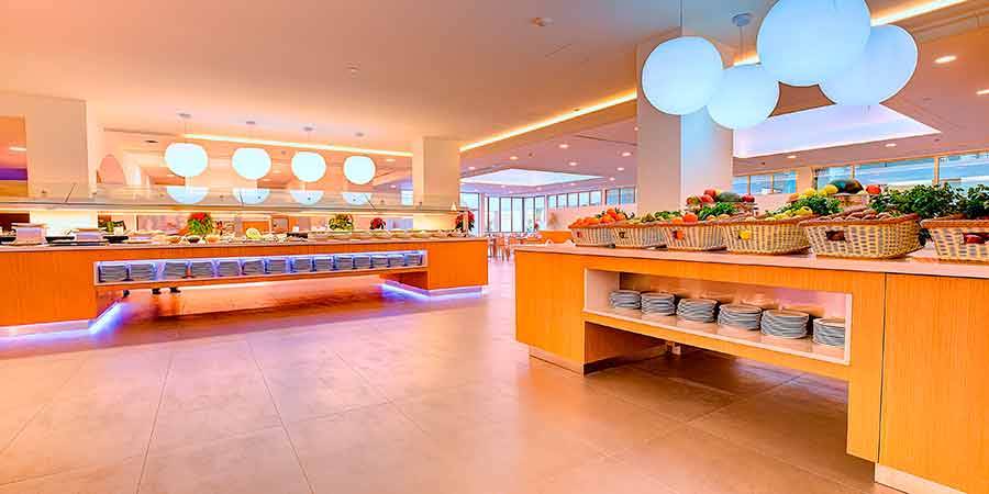 Buffetbereich des SBH Monica Beach Resort mit vielen Gerichten und Früchten.