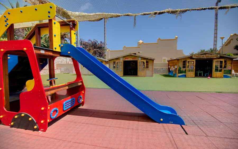 Spielplatz im Freien mit Rutsche und Spielturm im SBH Monica Beach Resort