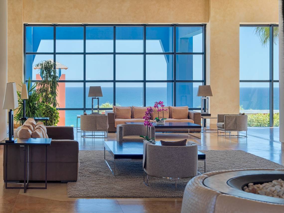 Lobby des H10 Tindaya Hotels mit Blick auf das Meer und modernen Möbeln.