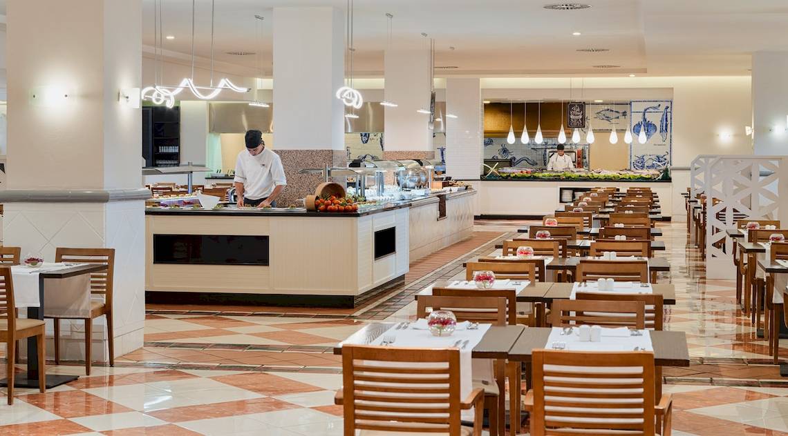 Innenansicht des Restaurants des H10 Tindaya Hotels mit Buffet und gedeckten Tischen.