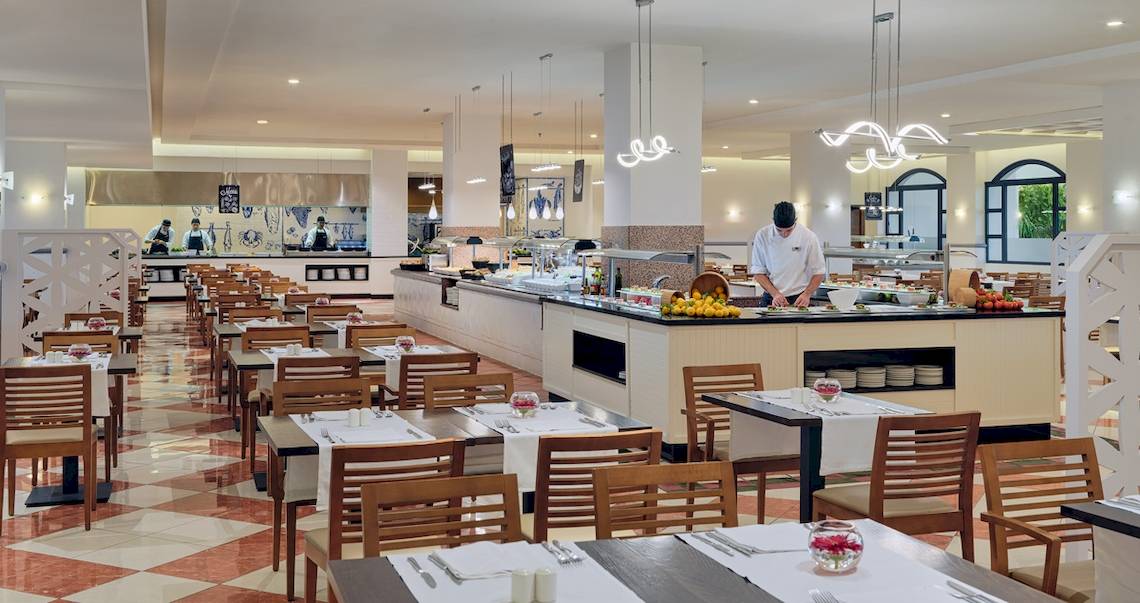 Innenbereich des Restaurants im H10 Tindaya Hotel mit gedeckten Tischen und serviertem Essen.