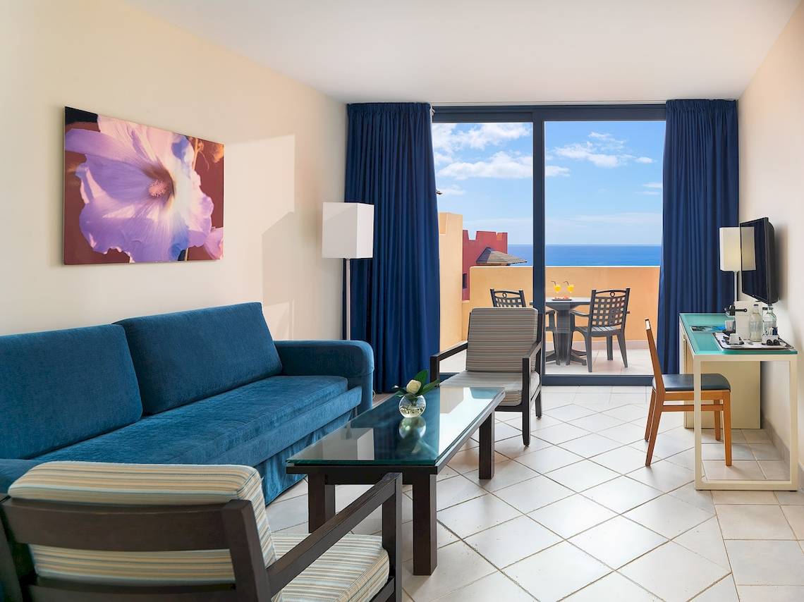 Innenansicht der Suite im H10 Tindaya Hotel mit Blick auf das Meer.