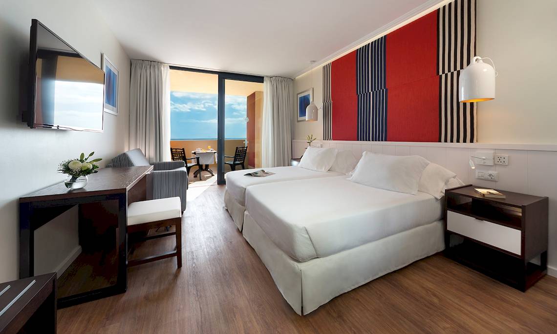 Zimmer im H10 Tindaya Hotel mit Blick auf den Balkon und das Meer.
