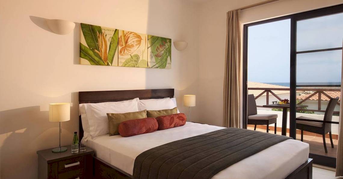 Ein Hotelzimmer im Melia Tortuga Beach Hotel mit Blick auf die Terrasse und den Ozean.