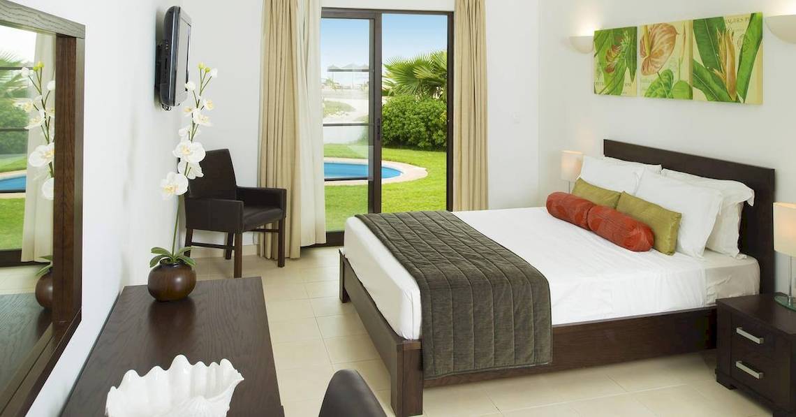 Schlafzimmer im Melia Tortuga Beach Hotel mit Blick auf den Pool.