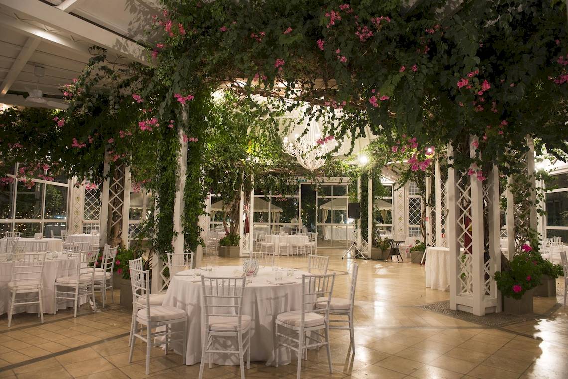 Hochzeitsfeier im Sierra Silvana Hotel mit grünen Pflanzen und pinken Blumen.