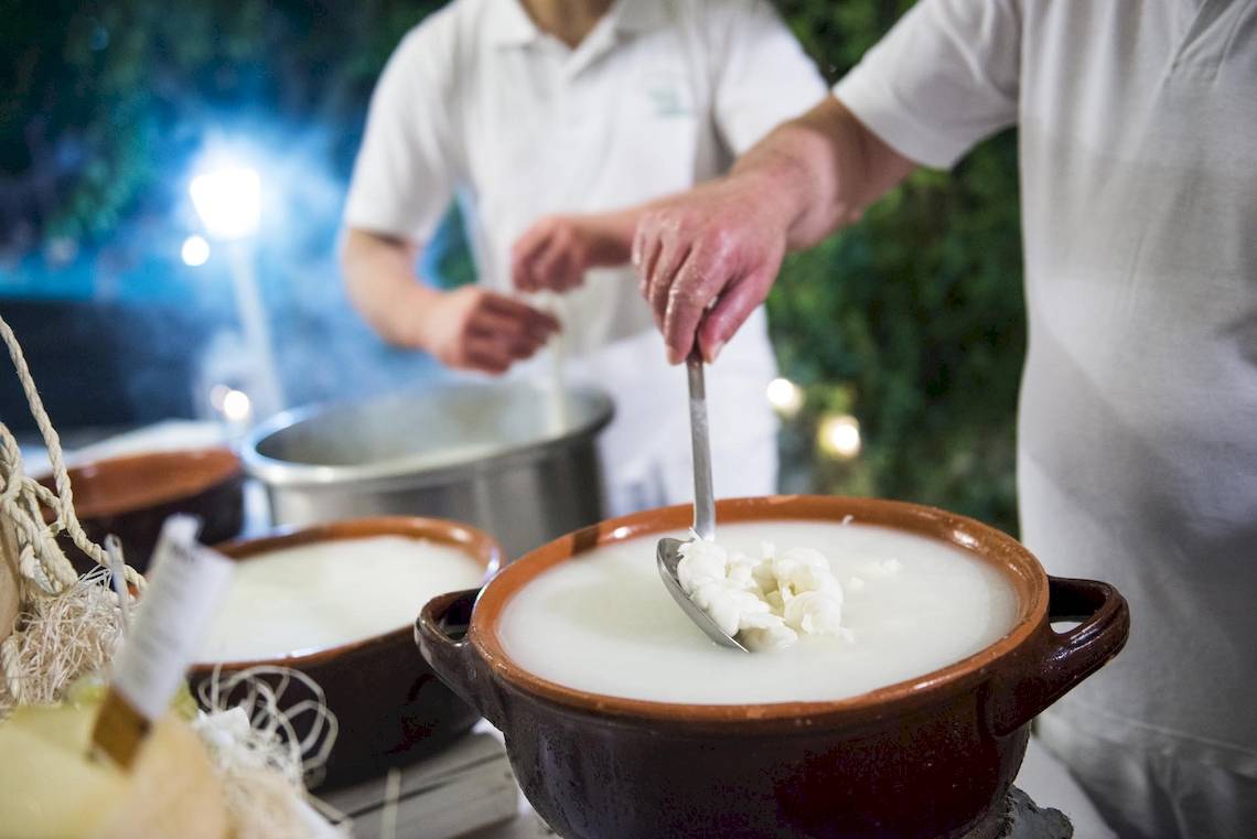 Milchzubereitung im Freien im Sierra Silvana Hotel.