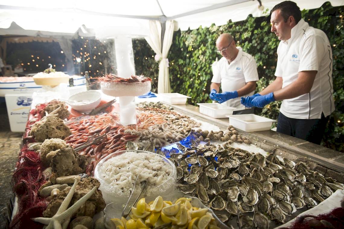 Im Hotel Sierra Silvana wird ein Buffet mit Meeresfrüchten vorbereitet.