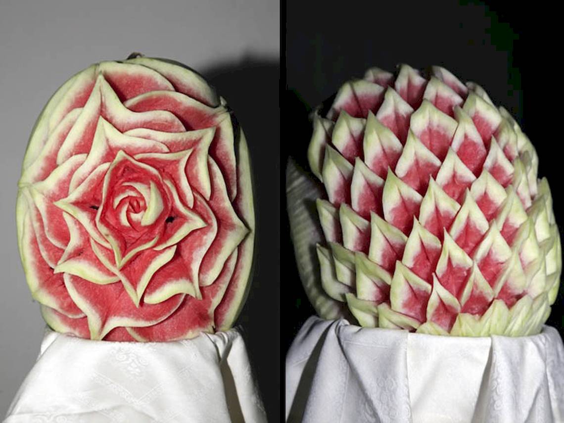 Zwei Ansichten eines kunstvollen Wassermelonen-Schnitzwerks, das eine Rose und eine Ananas darstellt.