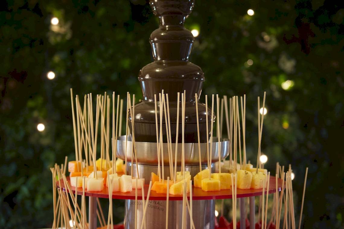 Ein Schokoladenbrunnen mit verschiedenen Früchten auf Stäbchen im Sierra Silvana Hotel.
