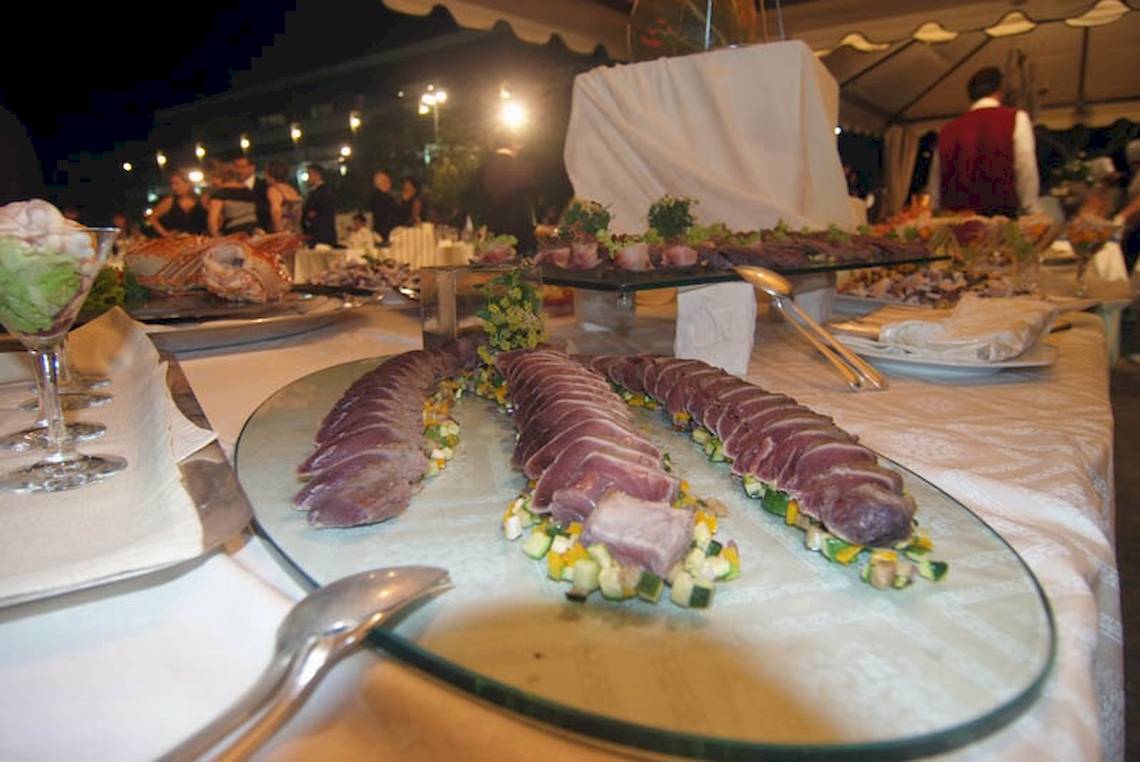 Buffettisch im Sierra Silvana Hotel mit verschiedenen Gerichten und Dekoration.