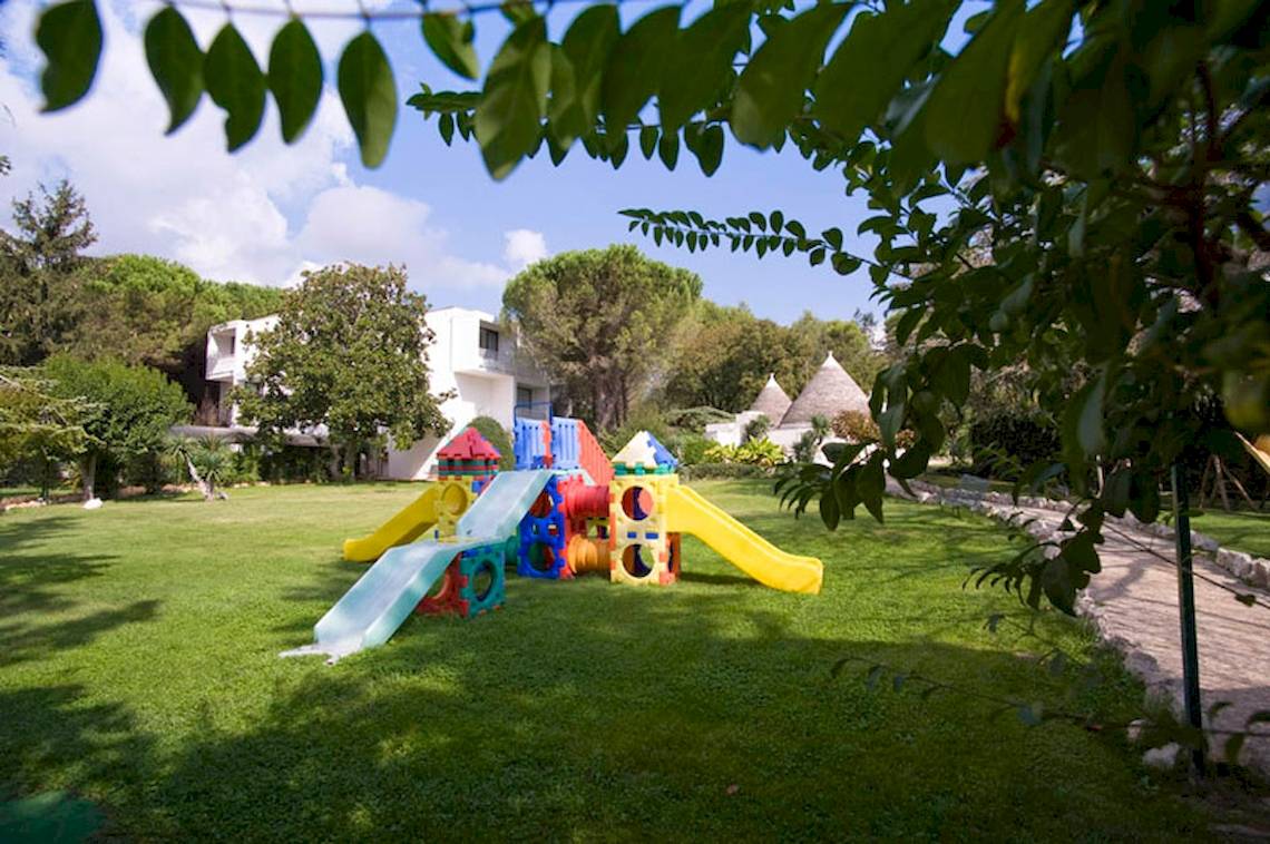 Kinderspielplatz im Freien neben dem Hotel Sierra Silvana