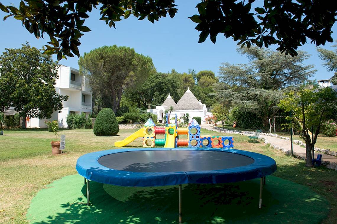 Kinderspielplatz im Freien mit Trampolin und Spielturm im Hotel Sierra Silvana
