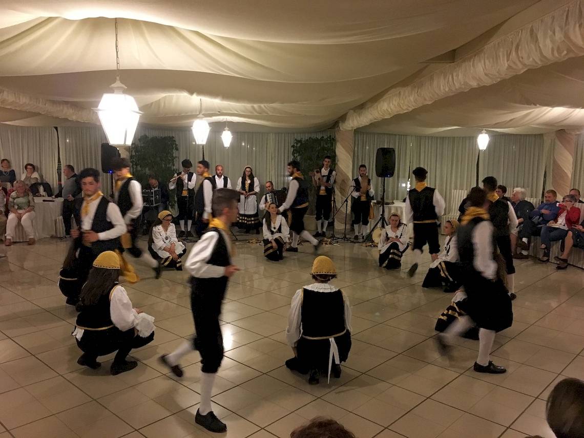 Gruppe von Tänzern im Sierra Silvana Hotel, einige spielen Instrumente, andere tanzen.