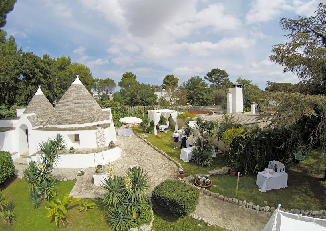 Luftaufnahme des Sierra Silvana Hotels mit Garten und Hochzeitsfeier