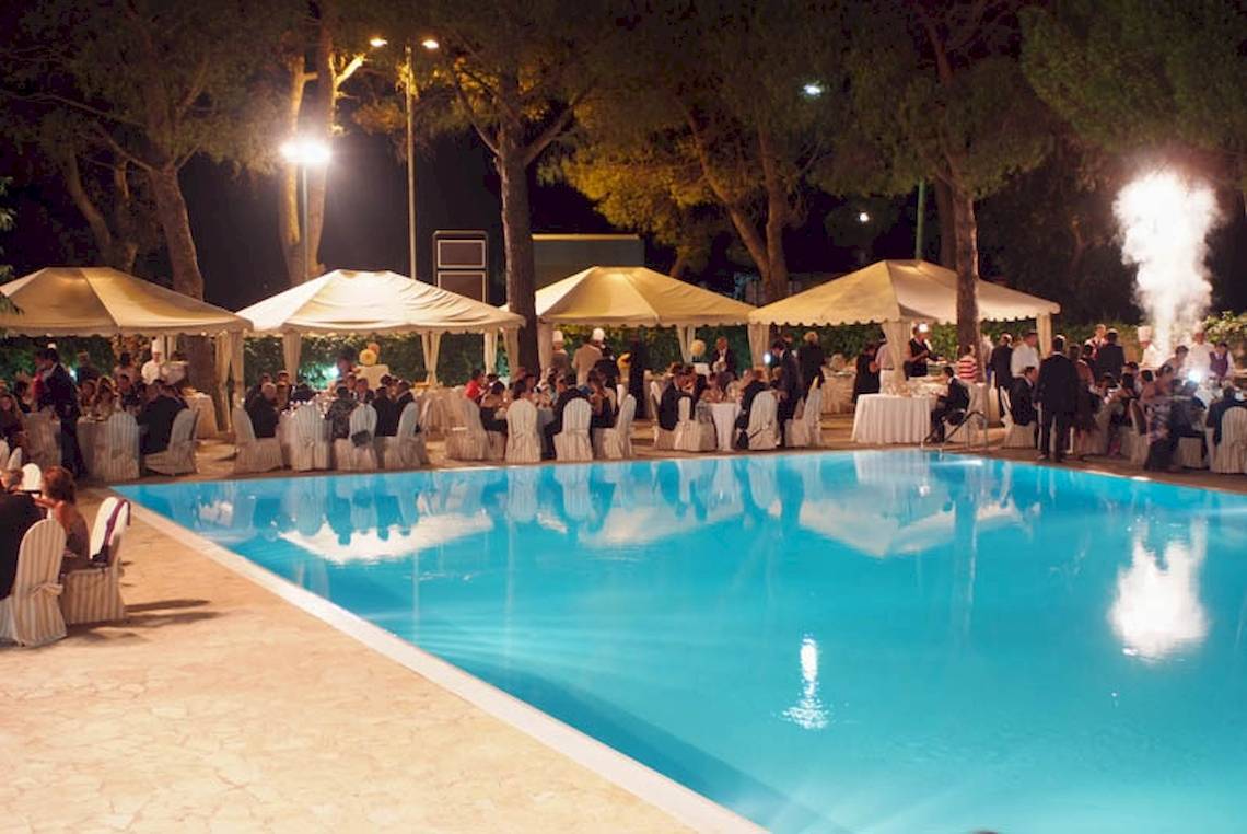 Abendliche Poolparty im Sierra Silvana Hotel mit Gästen unter Zelten.