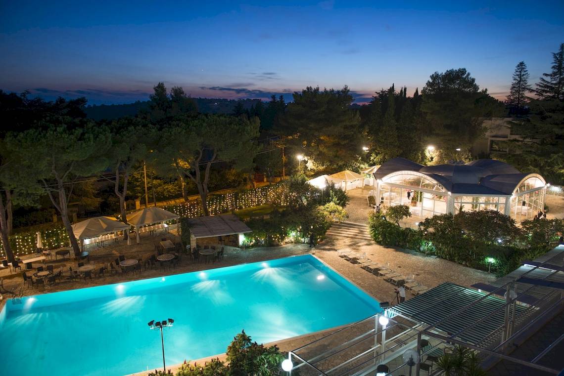 Abendliche Außenansicht des Sierra Silvana Hotels mit Pool und Außenbereichen.