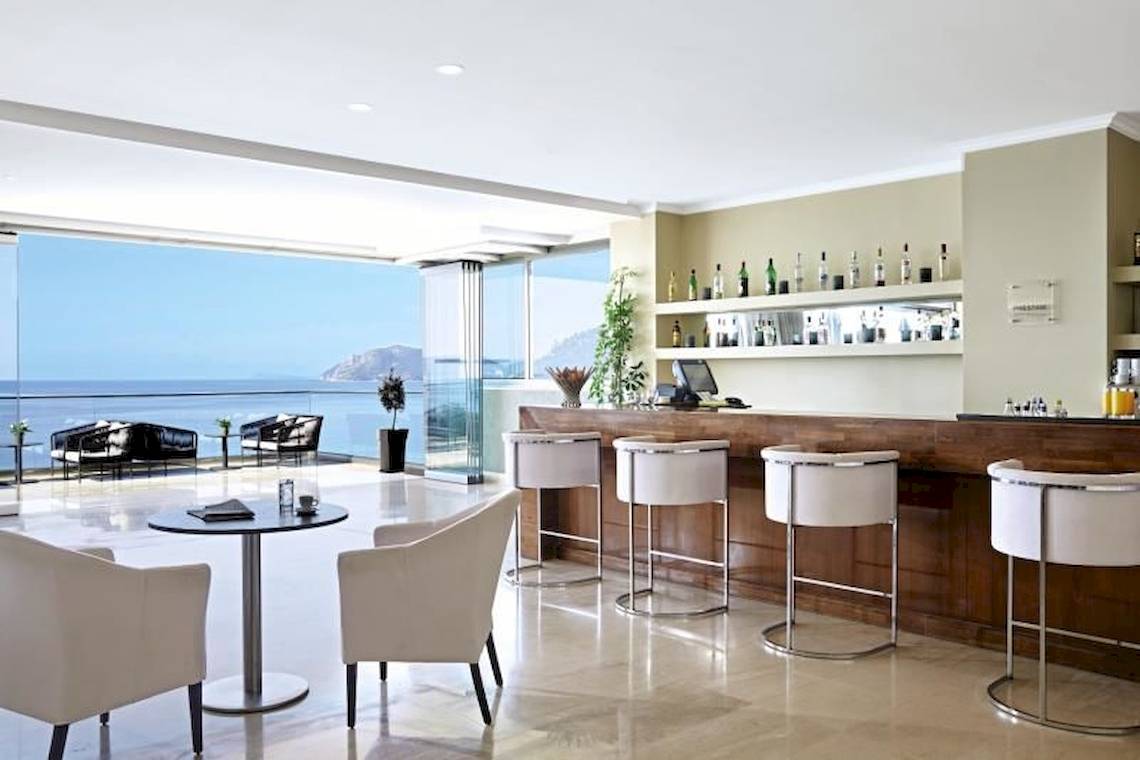 Barbereich im Alkyna Lifestyle Beach Resort mit Blick auf das Meer.