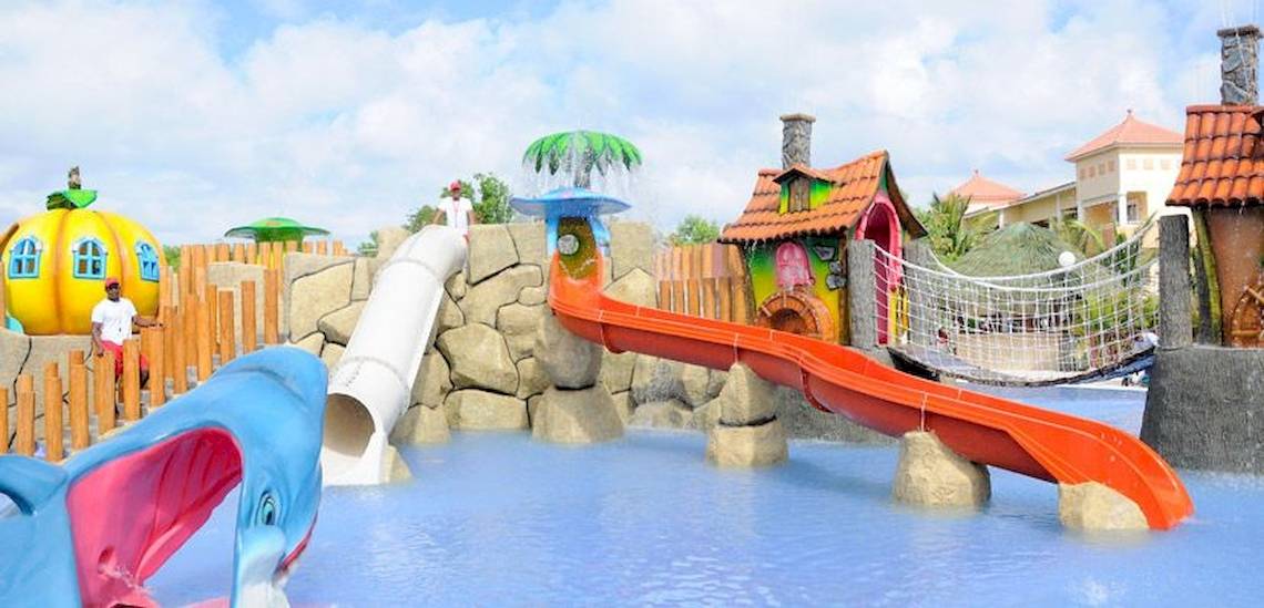 Wasserpark im Bahia Principe Grand Bavaro Hotel mit Rutschen und Wasserspielen