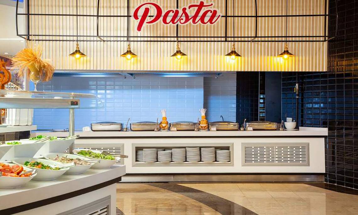 Buffet im Seaden Sea World Resort & Spa mit verschiedenen Salaten, Pasta und anderen Gerichten.