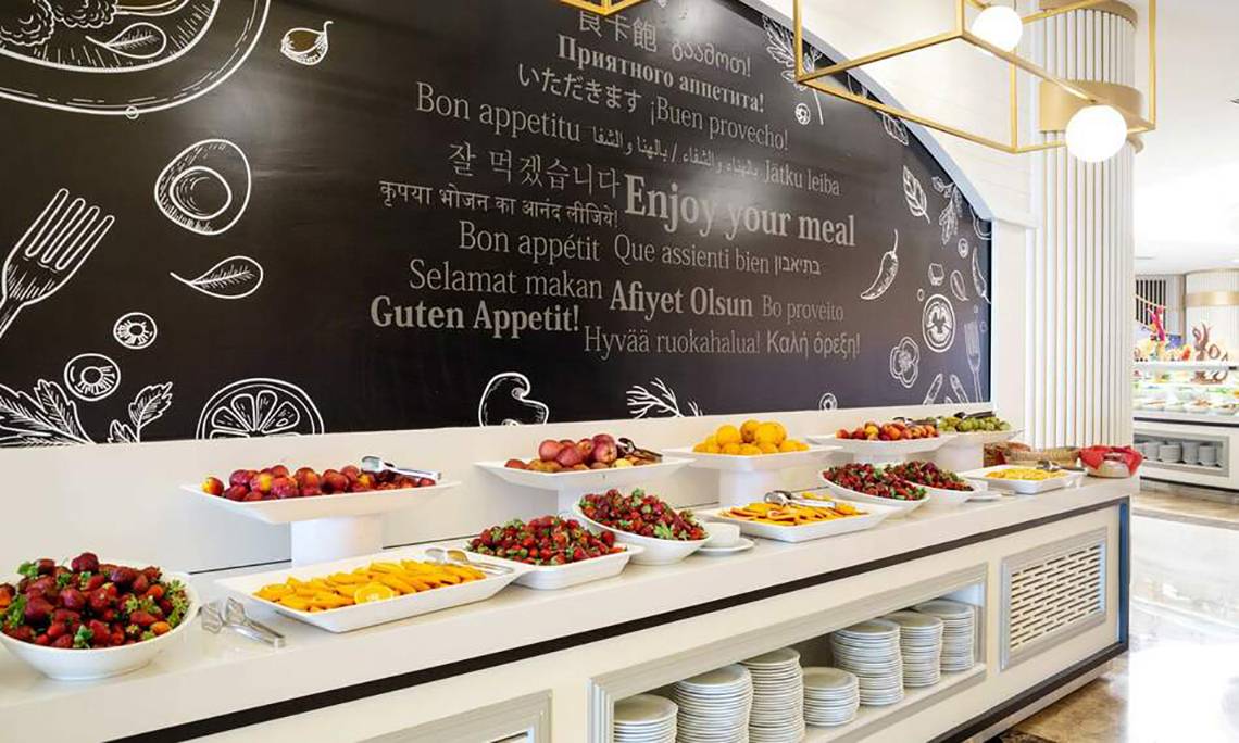Buffet-Tisch mit Obst im Seaden Sea World Resort & Spa