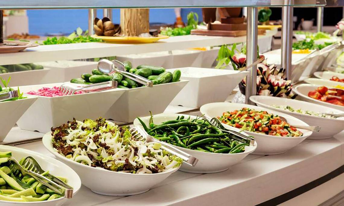 Mehrere Salatbuffets mit verschiedenen Salaten im Seaden Sea World Resort & Spa.