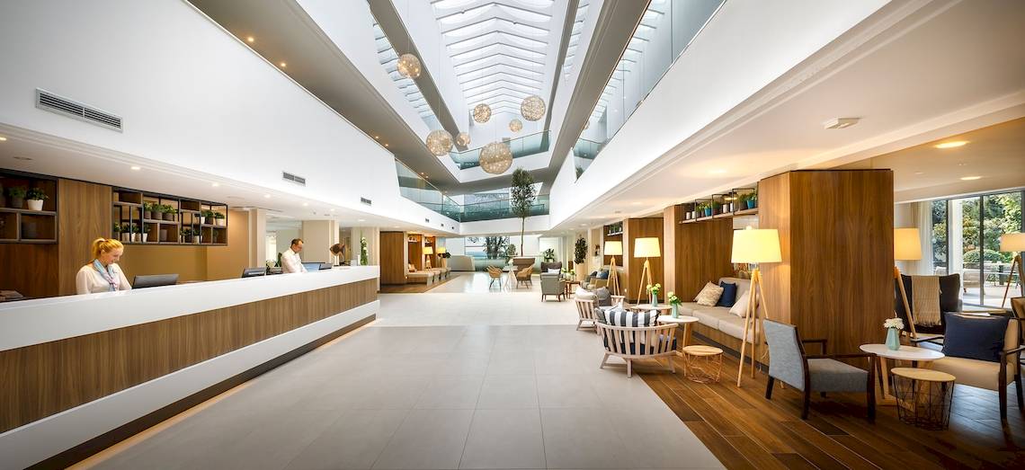 Empfangsbereich des Valamar Argosy Hotels mit einer Rezeptionistin und modernen Möbeln.