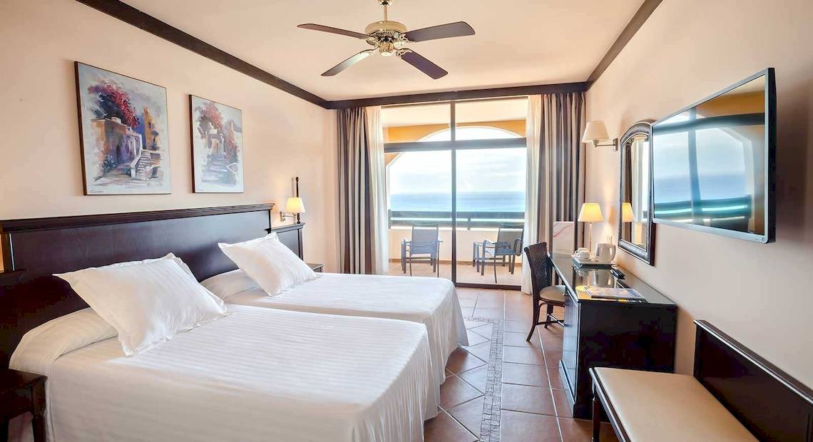 Doppelzimmer im Occidental Jandia Playa Hotel mit Meerblick, zwei Betten, Schreibtisch und Balkon