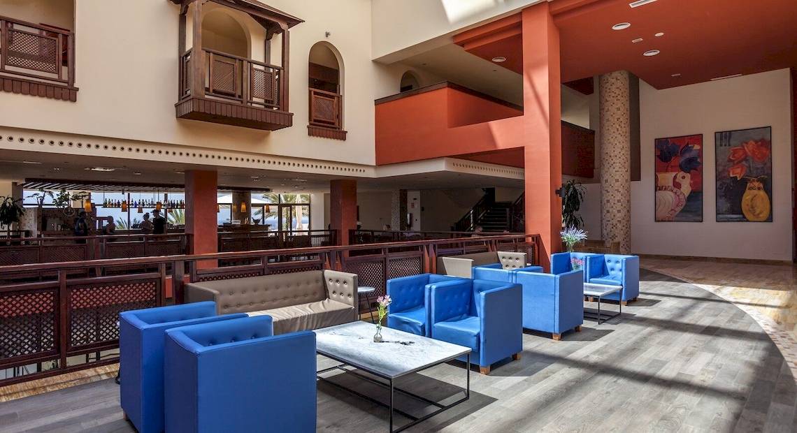 Foyer des Occidental Jandia Playa Hotels mit modernen Möbeln und Kunstwerken.