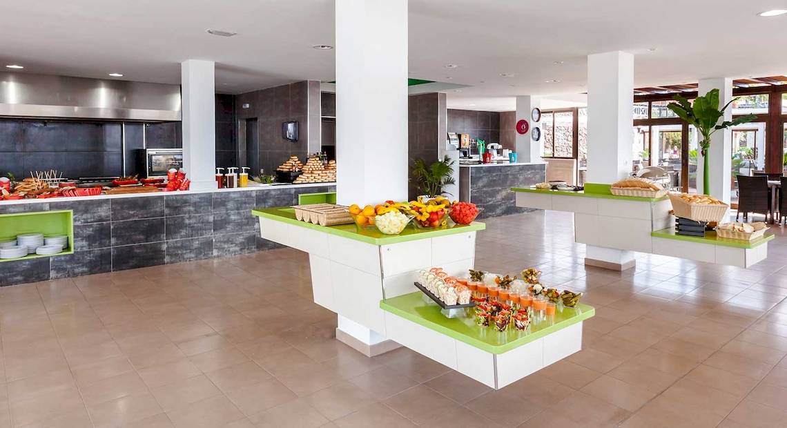 Frühstücksbuffet im Occidental Jandia Playa Hotel mit verschiedenen Früchten und Speisen.