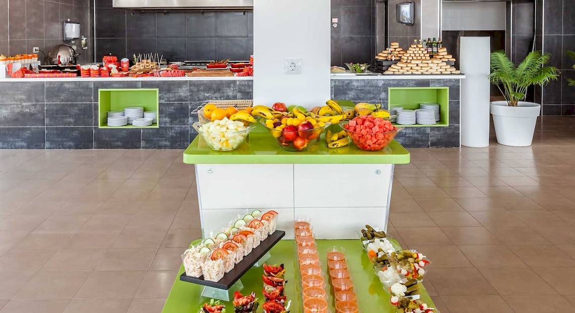 Obsidian Jandia Playa Buffet mit verschiedenen Desserts und Früchten.